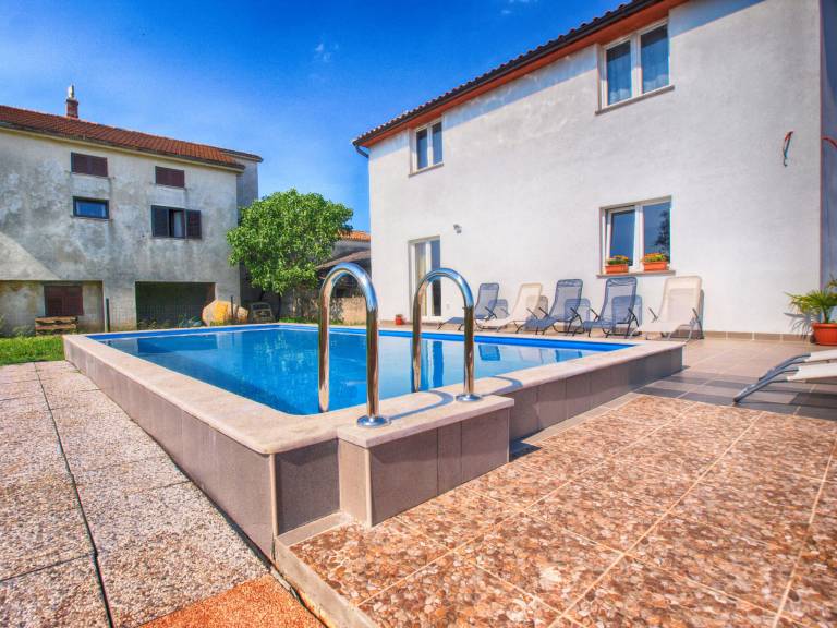 Spacious vacation home with private pool, grill & terrace | Pet-friendly in Pula