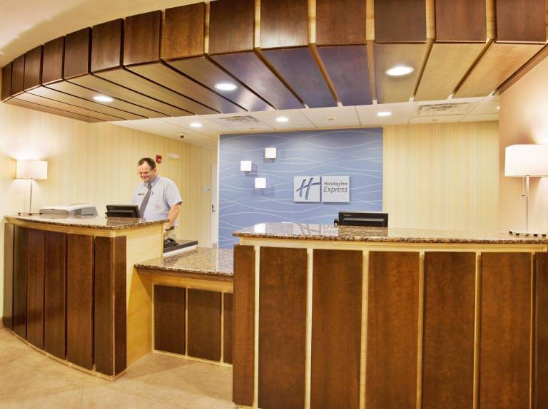 Holiday Inn Express Hotel and Suites Lincoln Airport By IHG — photo 5
