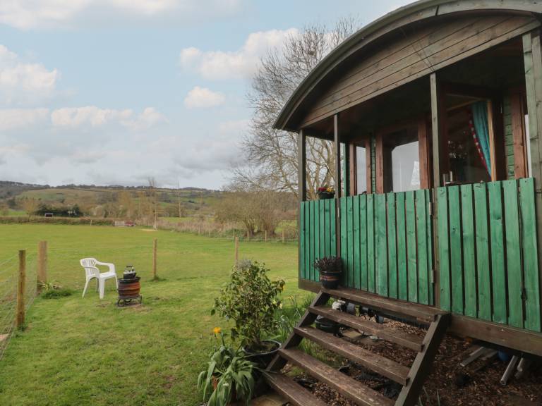 Cottage with yard — photo 3