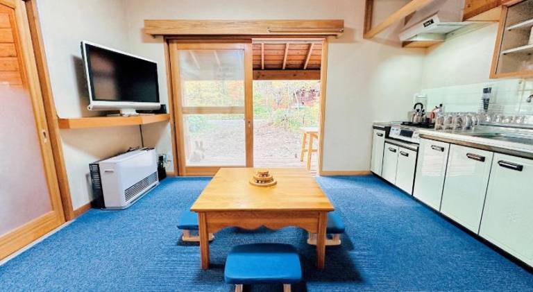Lovely chalet with yard & hot tub | Pets allowed — photo 2