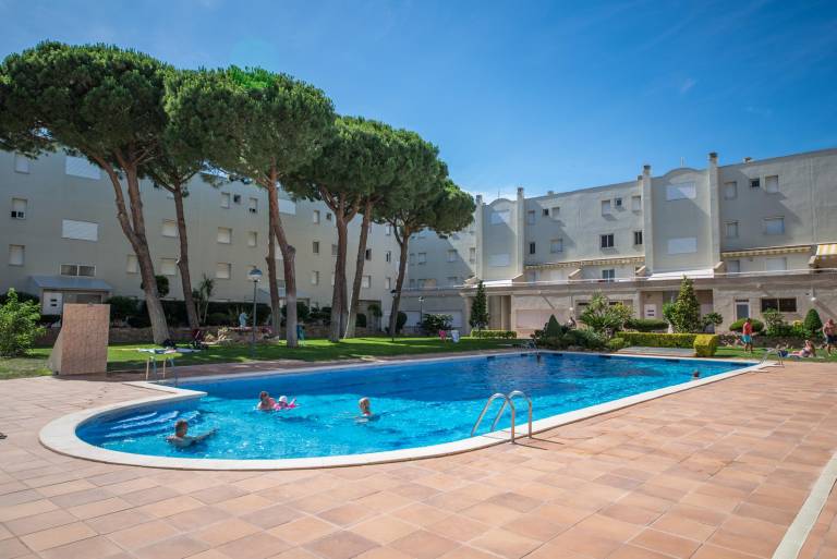 Nice holiday apartment with garden, pool & terrace | Beach nearby | Pets allowed in L'Escala