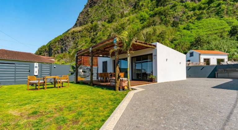 Beautiful vacation home with pool | Pet-friendly in Sao Vicente
