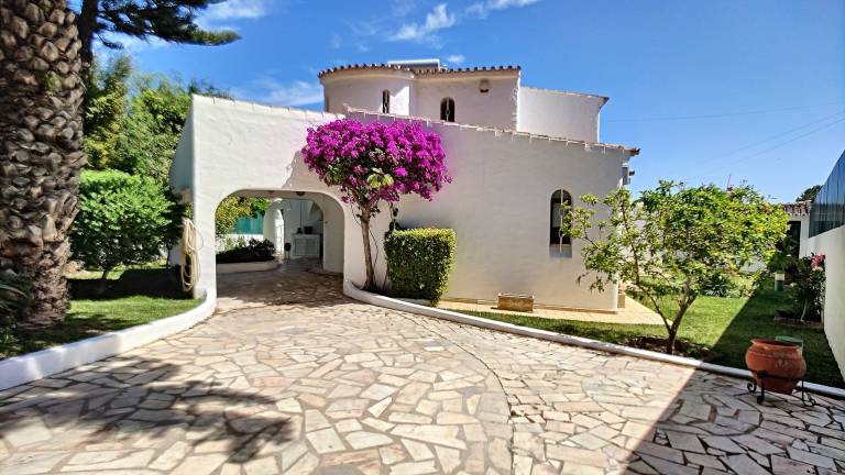 Pet-Friendly Beautiful Villa Palmeire Galé Beach with WiFi, Balcony, Garden, Terrace & Pool — photo 4