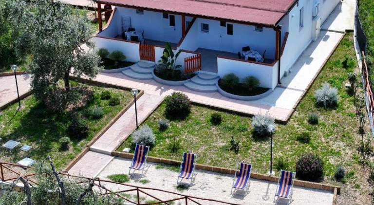 House with barbeque, yard & patio in Peschici