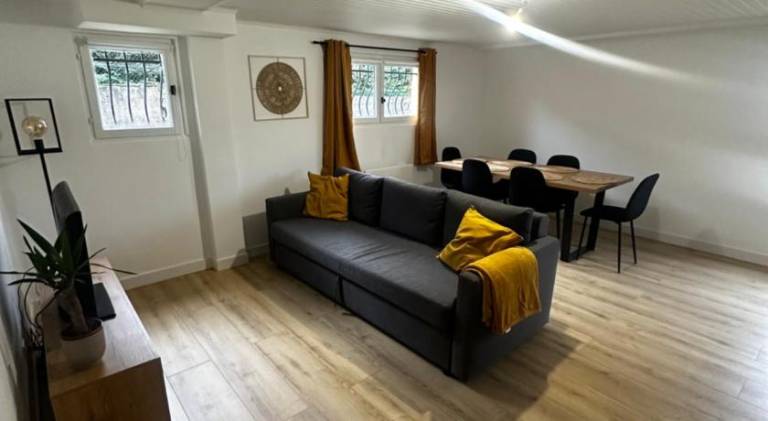 Apartment with 2 rooms for 6 persons in Genas