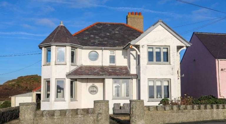 House with 4 rooms for 10 persons in Holyhead