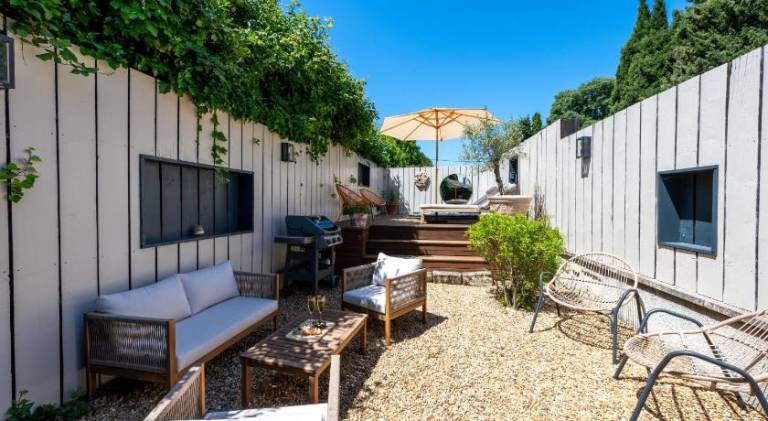 Fully equipped beautiful house with jacuzzi & terrace | Perfect for remote work | Pets allowed in St.-Rémy-de-Provence