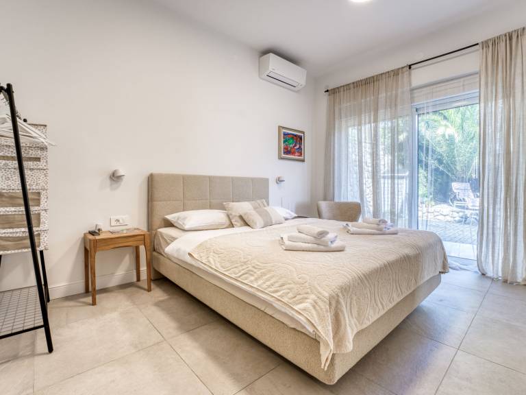 Rental apartment with patio & barbeque | Sea view — photo 5