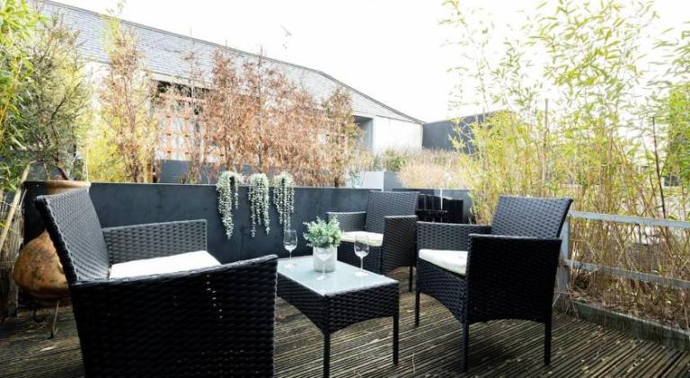 Stylish & Modern 3BR Home - Garden, Parking & PS5 — photo 5