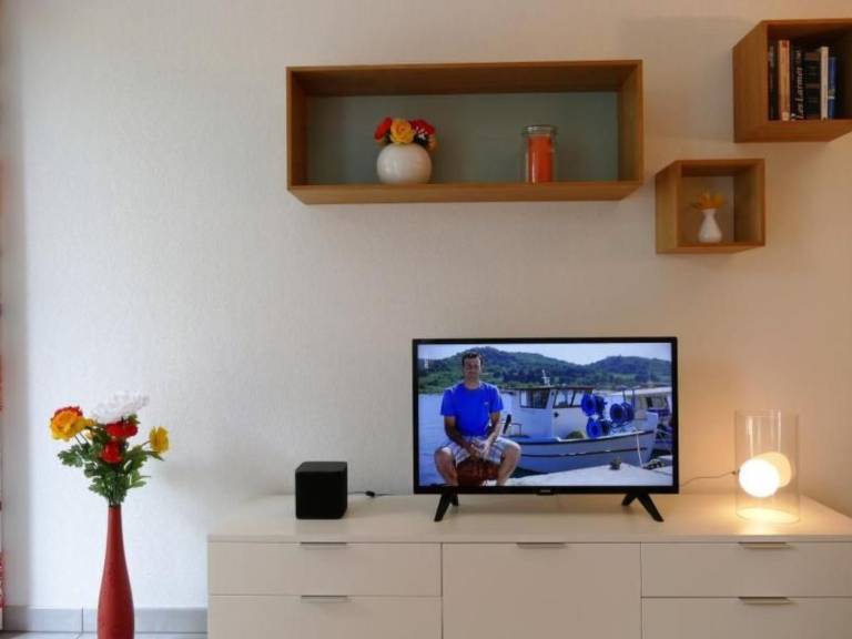 Holiday apartment with patio & garden — photo 2