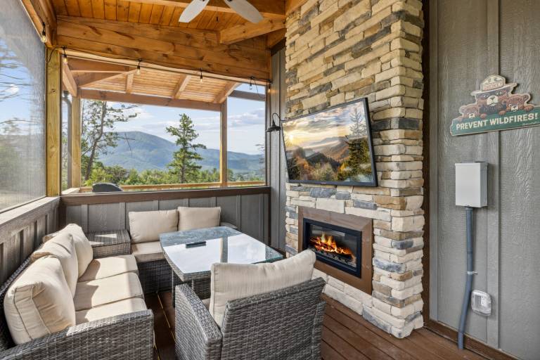 Child-friendly cabin with patio & private pool | Pets are welcome in Sevierville, TN