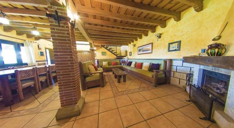 House with pool — photo 2