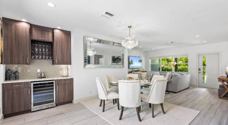 Vacation home with pool — photo 4