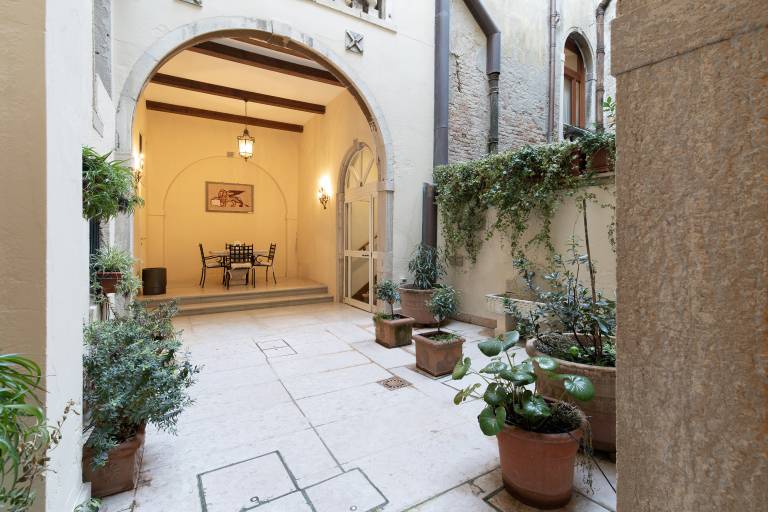 Vacation home with patio | Next to Rialto Bridge | City view — photo 2
