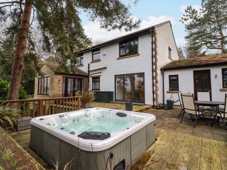 Cottage with hot tub & garden in Skipton