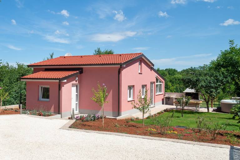Fully equipped nice vacation home with barbeque, hot tub & yard | Pets allowed — photo 2