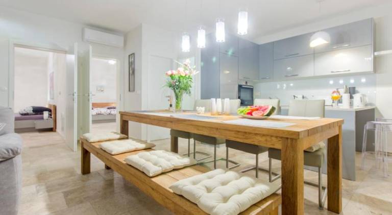 Apartment with barbeque, private pool & hot tub | Pet-friendly — photo 2