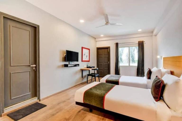 SwagStay Hotel Century