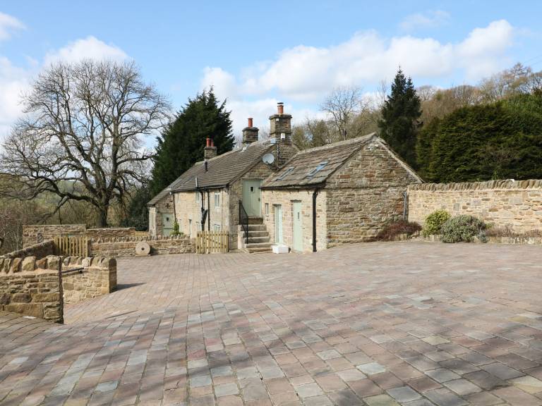 Family-friendly beautiful cottage with yard | Pets are welcome — photo 3