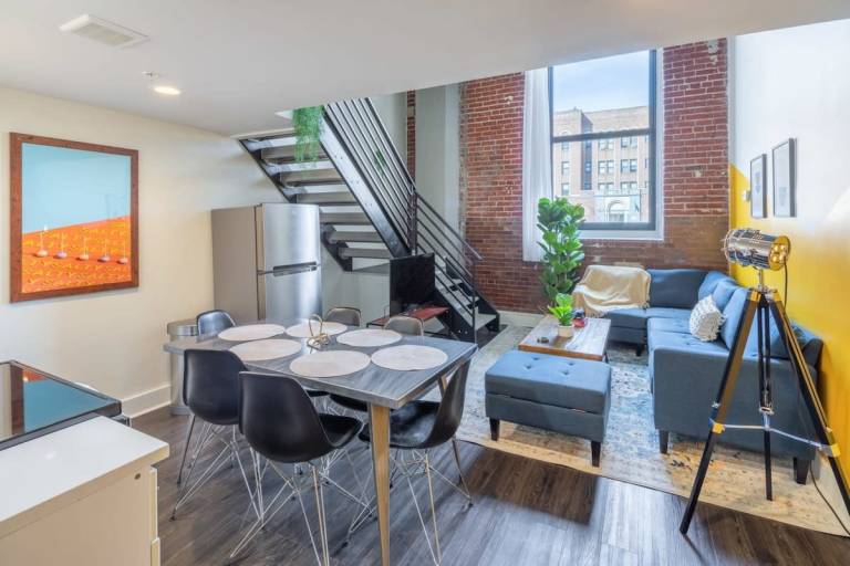 Sosuite 3BR Loft w Gym Lounge Shared Laundry