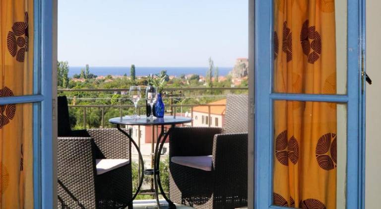 Beautiful serviced apartment with pool, patio & garden | Pets allowed — photo 2