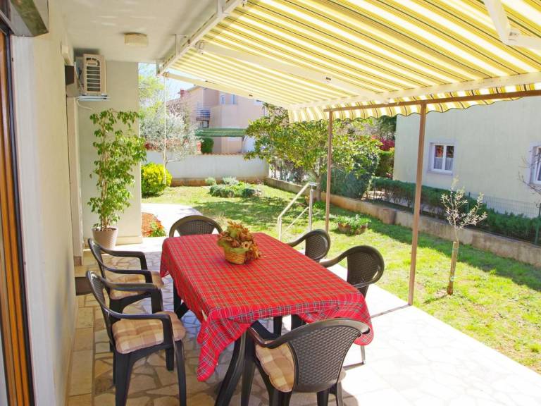 Geräumige Wohnung mit schöner Terrasse und Garten — photo 2