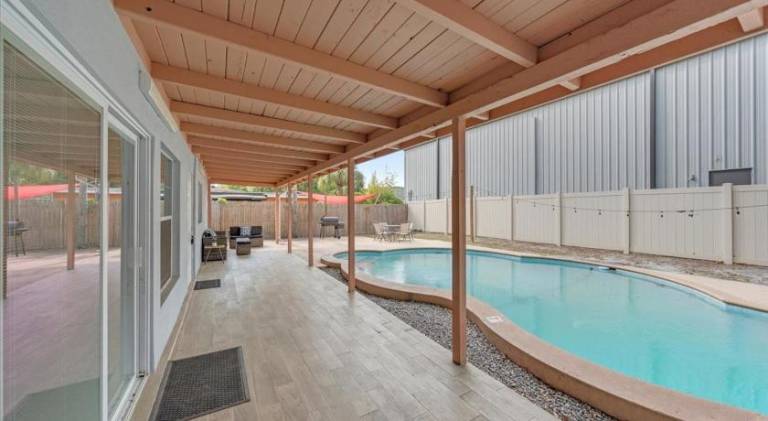 Vacation home with pool — photo 5