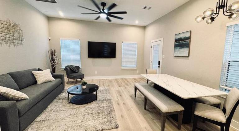 Fully equipped vacation home with yard | Pet-friendly in Houston, TX