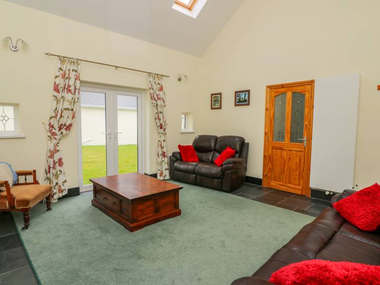 Cottage with garden — photo 3