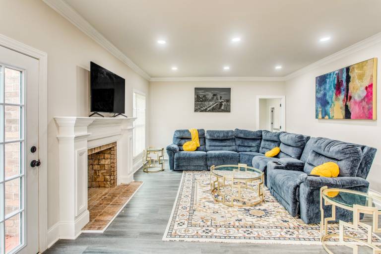 3 Story Home w Private Backyard in Florence