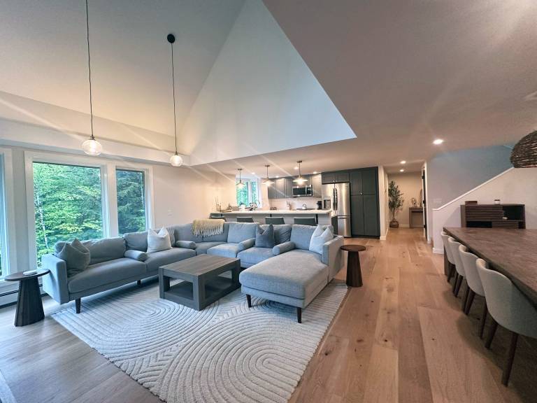 Family-oriented spacious vacation home with hot tub, barbecue & private pool | Mountain view | Dogs allowed — photo 5
