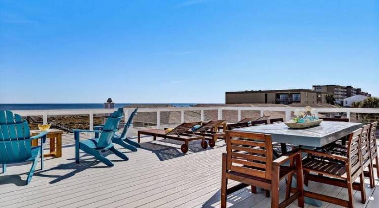 Dukes Beach House - Oceanfront - Huge Deck - Breathtaking Views — photo 4