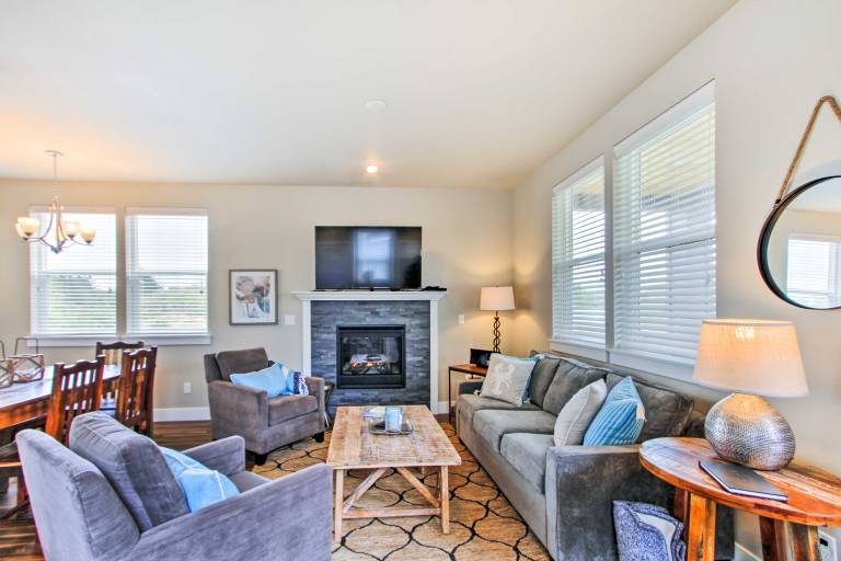 Walk to Beach: Ocean Shores House w/ Fireplace — photo 3