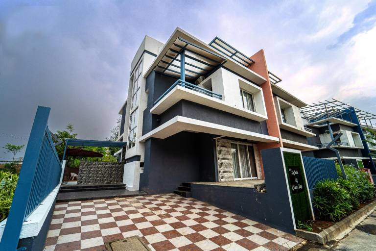 Villa with private pool, patio & yard | Dogs allowed in Khandala