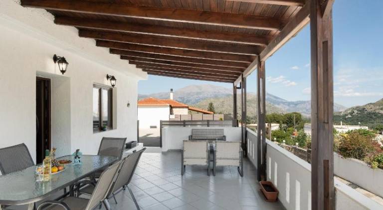 Vacation home with private pool, barbecue & patio — photo 4