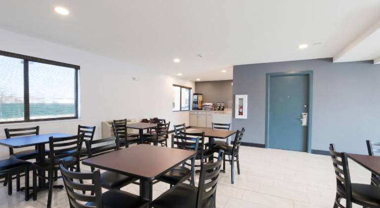 Americas Best Value Inn East Peoria — photo 3