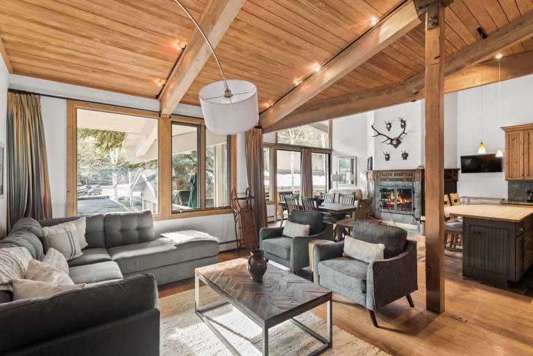 Family-friendly ample condo with terrace & private pool | Close to the ski | Pets allowed — photo 3
