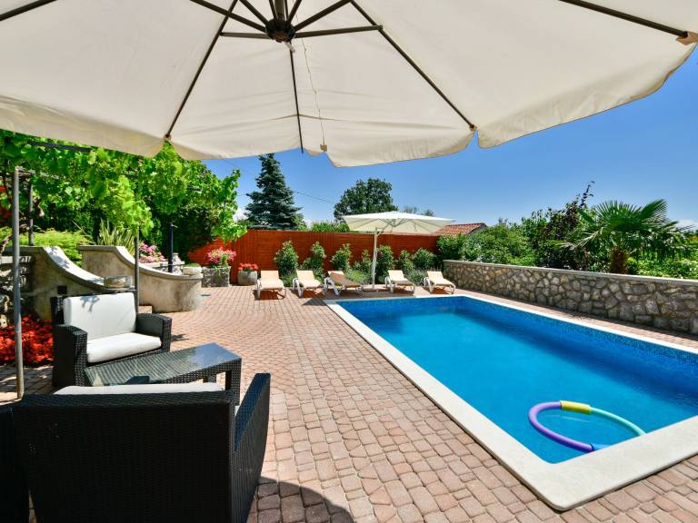 Holiday apartment with garden, BBQ & private pool — photo 5