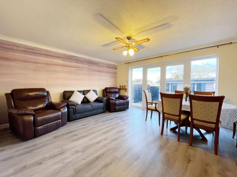 Bungalow with yard — photo 4
