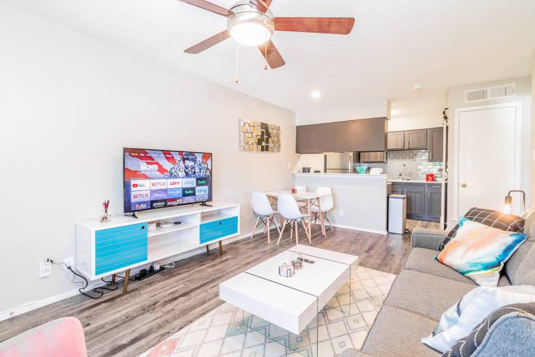 SoCo chic 1BR w fast WiFi king bed close to DT
