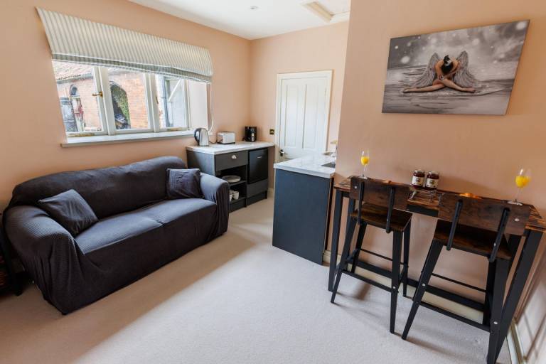 Family-oriented studio with garden & hot tub | Beach nearby | Pets allowed — photo 3