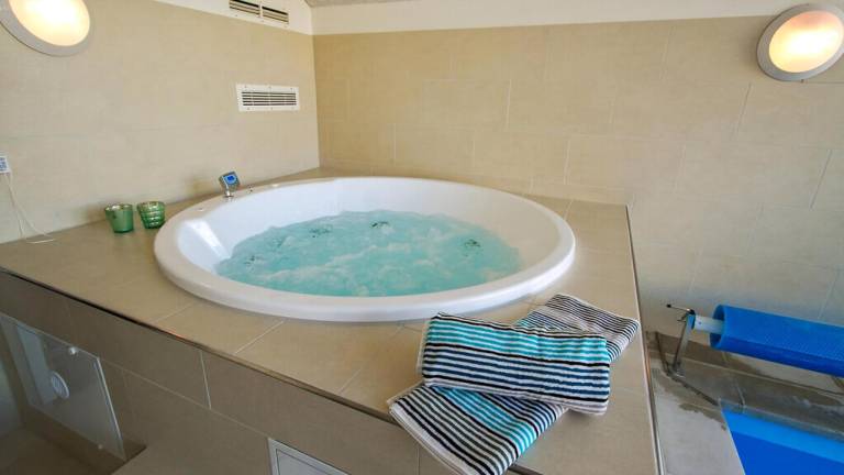 Vacation home with barbecue, garden & jacuzzi — photo 3