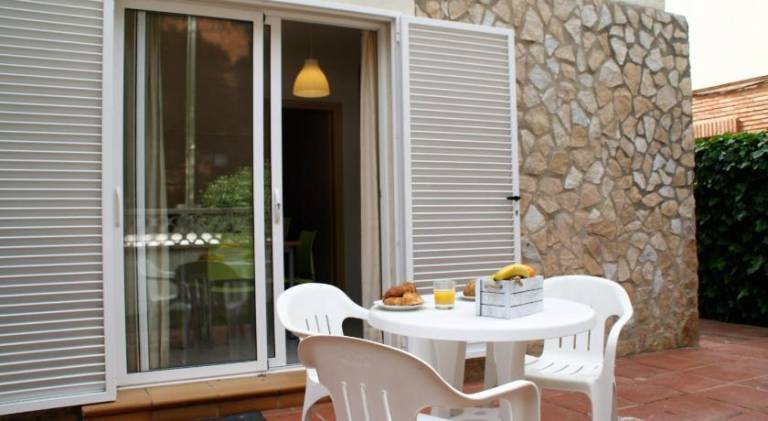Apartment with BBQ, yard & patio — photo 5