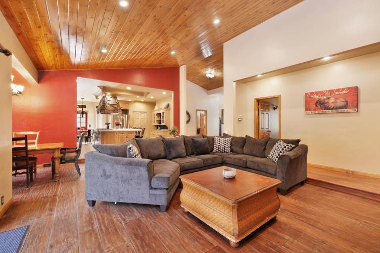 Spacious 5BR Mountain Estate: 5-Car Parking, Pet-Friendly, Deck & Hot Tub — photo 2