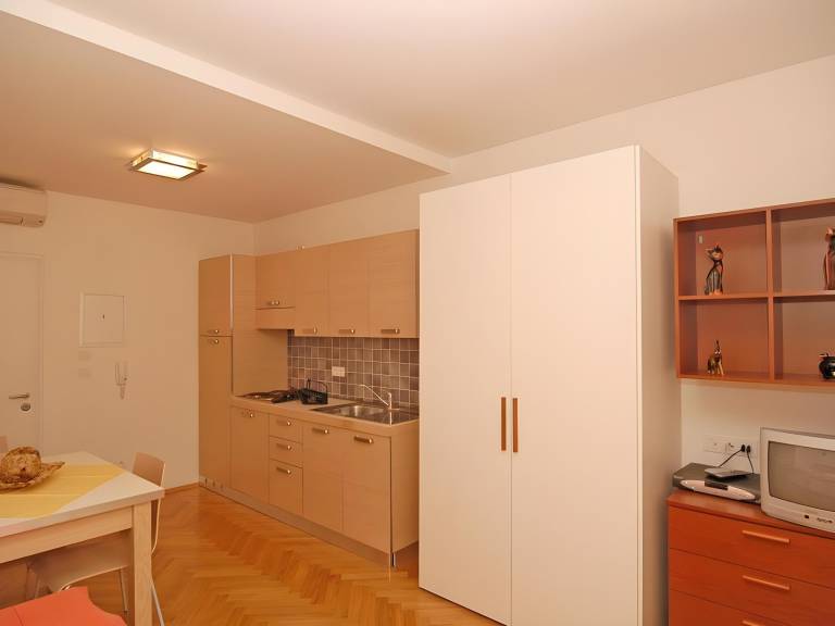 Nice serviced apartment with patio | Next to Prague astronomical clock | Suitable for remote work | Dogs allowed — photo 4