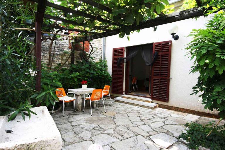 Rental with barbecue, terrace & garden — photo 3
