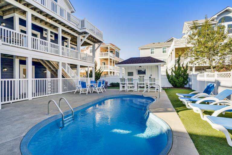 Approx 500 ft to beach access, Private pool, Elevator, Pets in Outer Banks, NC