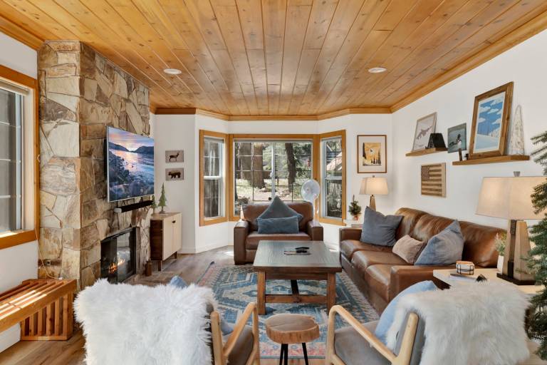 Family-oriented nice cabin with grill & jacuzzi | Lake view | Dogs allowed in San Bernardino, CA