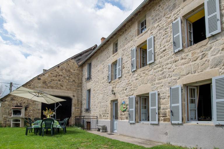 Gite with barbecue, garden & terrace in Riom