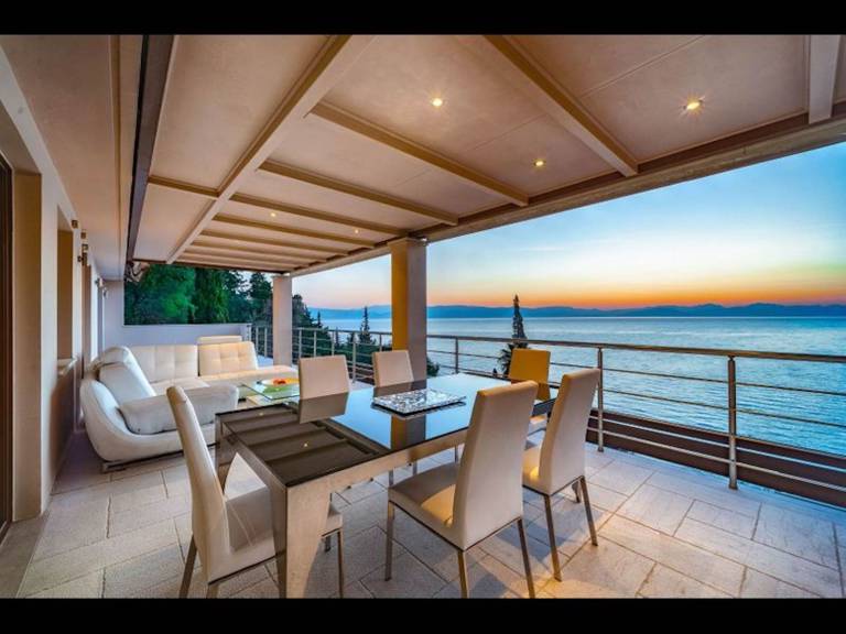 Villa with private pool, yard & patio | Garden view in Corfu